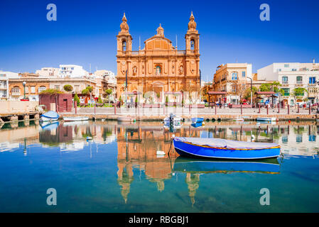 La Valette, Malte. Msida Marina Boat et église la réflexion dans l'eau. Banque D'Images