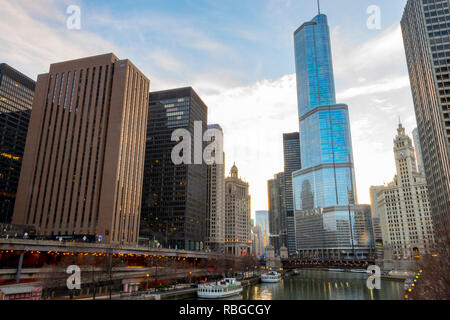 Chicago, Illinois, United States : 22 avril 2018 - Photo de la Trump Tower à Chicago, Illinois, donnant sur la rivière Chicago. Banque D'Images