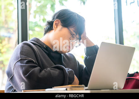 Young Asian Woman se sentir mal de tête, a souligné avec offres d'emploi Banque D'Images
