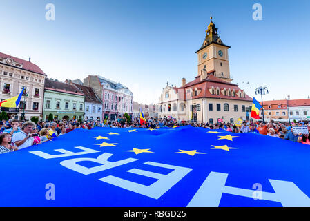 Brasov - Roumanie, 10 août 2018 : Des milliers de Roumains vivant à Brasov soutenir la Diaspora de protestation contre le gouvernement d'avoir lieu à Bucarest le F Banque D'Images