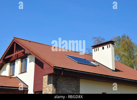 L'efficacité énergétique Nouveau concept de construction de maison passive de l'extérieur. Chambre confortable avec toiture panneau solaire de l'eau vide chauffage, panneaux solaires, puits de Outdo Banque D'Images