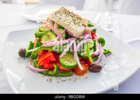 Salade grecque avec des légumes frais, fromage feta et olives, Grèce cuisine traditionnelle. Banque D'Images