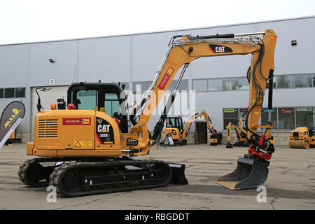 LIETO, FINLANDE - le 12 mars 2016 : Cat 308F2 CR Mini pelle hydraulique avec flèche orientable et d'autres équipements de construction de chat vu à l'événement public o Banque D'Images