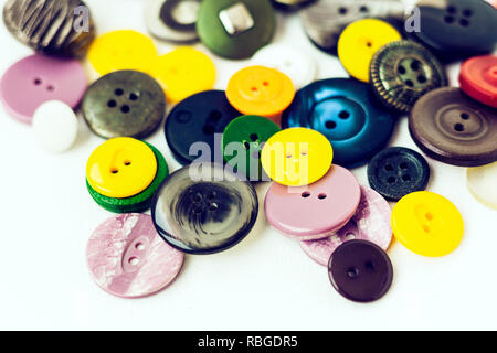 Boutons couture colorés sur fond blanc libre Banque D'Images