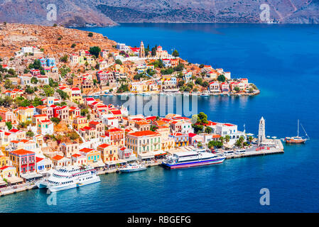 Symi, Grèce. Village de maisons aux couleurs du Dodécanèse, Rhodes. Banque D'Images