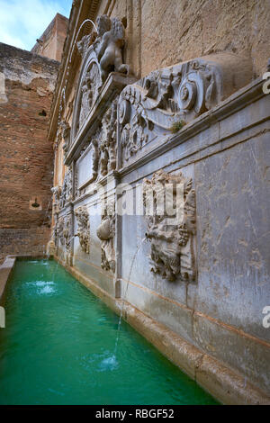 Fontaine Alhambra Pilar de Carlos V à Grenade d'Espagne Banque D'Images