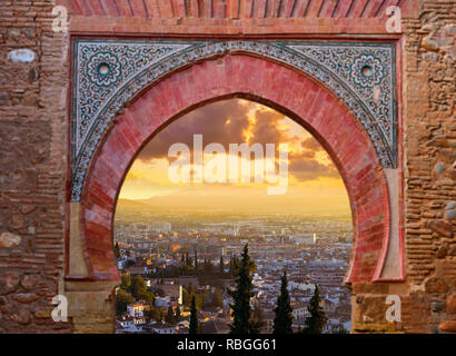 Illustration avec le passage de l'Alhambra Grenade coucher du soleil skyline photo mont Banque D'Images