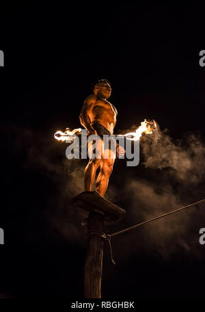 Spectacle de feu sur l'île de Phi Phi Don, Thaïlande. Nuit 17 Décembre 2018 Banque D'Images