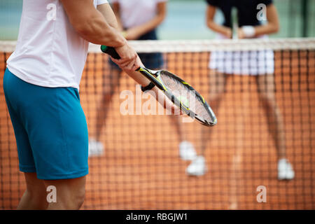 Mettre en place en toute sécurité avec une assurance personnes jouant au tennis ensemble. Sport concept Banque D'Images