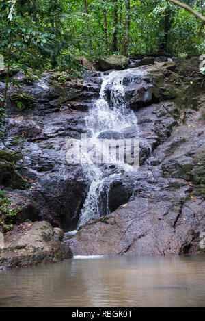 Cascade de Kathu à Phuket, Thaïlande. Jour d'été Banque D'Images