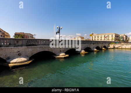 Vue sur le détroit d'eau entre la partie continentale de Syracuse et l'île d'Ortygie. Ils sont liés par le pont Umbertino et le pont de Santa Lucia. Banque D'Images