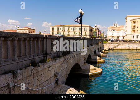 Vue sur le détroit d'eau entre la partie continentale de Syracuse et l'île d'Ortygie. Ils sont liés par le pont Umbertino et le pont de Santa Lucia. Banque D'Images