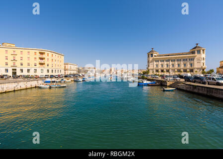 Vue sur le détroit d'eau entre la partie continentale de Syracuse et l'île d'Ortygie. Ils sont liés par le pont Umbertino et le pont de Santa Lucia. Banque D'Images