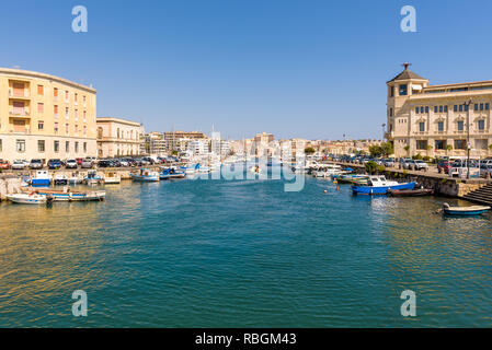 Vue sur le détroit d'eau entre la partie continentale de Syracuse et l'île d'Ortygie. Ils sont liés par le pont Umbertino et le pont de Santa Lucia. Banque D'Images