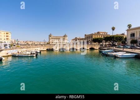 Vue sur le détroit d'eau entre la partie continentale de Syracuse et l'île d'Ortygie. Ils sont liés par le pont Umbertino et le pont de Santa Lucia. Banque D'Images