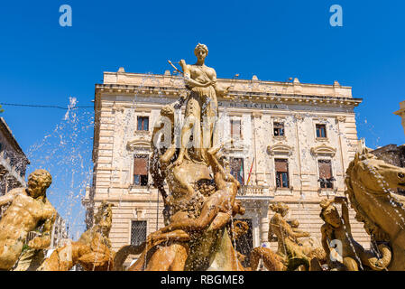 Fontaine de Diane à la place d'Archimède à Ortygie. Construit par Giulio Moschetti en 1907, cette chambre classique dispose d''une fontaine statue de la déesse Diane. Banque D'Images