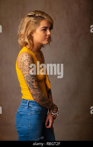 Portrait de belle femme avec des tatouages. Banque D'Images