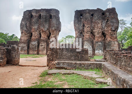 Deux tours en pierre du palais royal sont encore debout dans la ville ancienne de Polonnaruwa sur Sri Lanka. Banque D'Images