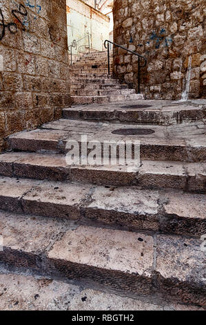 Une série d'étapes monte une colline entre les bâtiments dans le quartier arabe de la vieille ville de Jérusalem en Israël. Banque D'Images