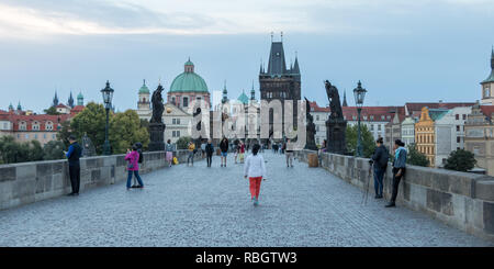 Prague, République tchèque - 26 août 2018 : Tour du pont de la vieille ville et le Pont Charles avec beaucoup, beaucoup de personnes Banque D'Images