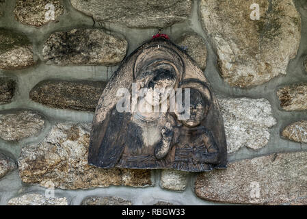 Vierge à l'enfant contre le mur en pierre de taille d'une église monastique, St Joesph abbaye trappiste, Spencer, Massachusetts, USA. Banque D'Images