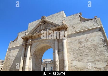 Lecce, Italie - Ville dans la Péninsule du Salento. Porta Napoli de triomphe. Banque D'Images