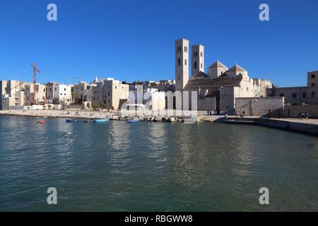 Ville Molfetta en Pouilles, en Italie. Les toits de la vieille ville. Banque D'Images