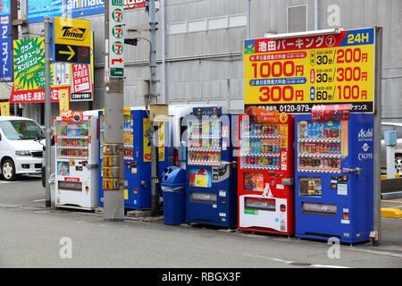 OSAKA, JAPON - 23 NOVEMBRE 2016 : distributeurs automatiques, à Osaka au Japon. Le Japon est célèbre pour ses distributeurs automatiques, avec plus de 5,5 millions de machines nati Banque D'Images