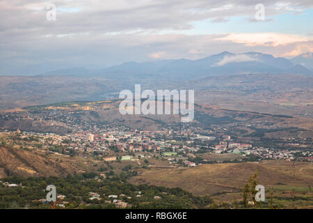 Montagnes du Caucase dans la brume du matin. Vue panoramique de la montagne, à Akhaltsikhe, Géorgie. Banque D'Images