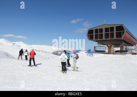 VALLOIRE, FRANCE - Le 23 mars 2015 : Les skieurs descendre l'ascenseur dans la station de Galibier-Thabor en France. La station est située à Valmeinier et Valloire et Banque D'Images