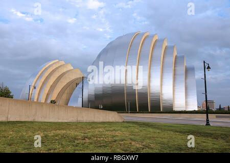 KANSAS CITY, USA - 25 juin 2013 : Kauffman Center for the Performing Arts Building à Kansas City, Missouri. Célèbre bâtiment a été achevé en 2011 et Banque D'Images