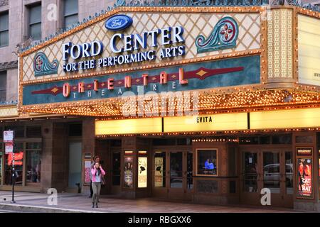 CHICAGO, USA - 26 juin 2013 : personnes visitent Ford Center for the Performing Arts Oriental Theatre. Théâtre oriental a été fondée en 1926 et est un registe Banque D'Images