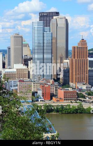 PITTSBURGH, États-Unis - 29 juin 2013 : vue sur l'horizon de Pittsburgh. C'est la 2ème plus grande ville de New York avec une population de 305 841. Banque D'Images