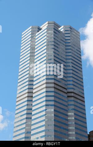PITTSBURGH, États-Unis - 29 juin 2013 : Une vue du Centre d'Oxford, à Pittsburgh. Le gratte-ciel est le 5ème plus haut bâtiment de Pittsburgh à 615 ft (187 m). Banque D'Images