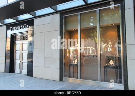 DUSSELDORF, ALLEMAGNE - le 8 juillet 2013 : Tiffany And Co store à Düsseldorf, Allemagne. Le magasin est situé au Konigsallee, luxueux haut de la rue commerçante. Banque D'Images