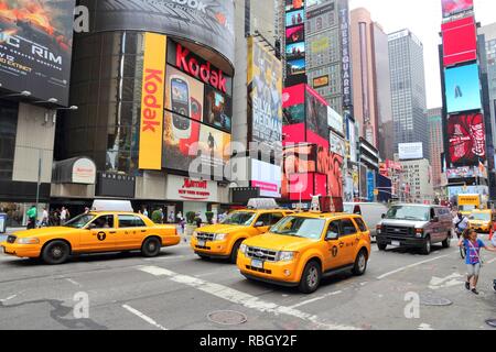 NEW YORK, USA - 3 juillet 2013 : Des Taxis en voiture le long de la place Times Square à New York. Times Square est l'un des plus connus en France. Plus de 300,0 Banque D'Images