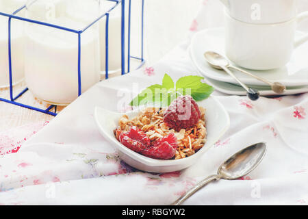 Petit-déjeuner sain avec du muesli, du lait et de baies fraîches sur la lumière serviettes, selective focus. Banque D'Images