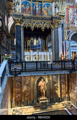 Rome, Italie - 04 octobre, 2018 : Statue de Saint Jean Baptiste à l'intérieur de la Basilique di San Giovanni in Laterano Banque D'Images