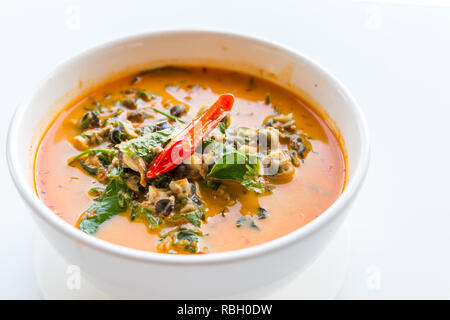 Rivière Red curry avec Acacia pennata sur fond blanc nourriture thaïe Banque D'Images