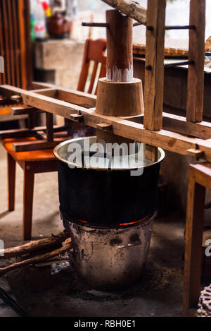 Nouilles traditionnelles à faire sur une machine en bois manuel vintage Banque D'Images