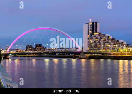 Clyde arc le long de la rivière Clyde Coucher de twilight à la ville de Glasgow en Écosse au Royaume-Uni. Banque D'Images