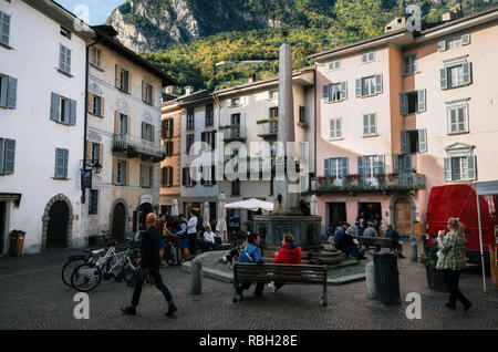 Chiavenna, Italie - 7 octobre, 2017 : Rues de town square la place Pestalozzi Rodolfo avec les habitants et les touristes, Sondrio, Lombardie, Italie Banque D'Images