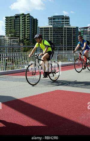 Les cyclistes traversant le pont de bonne volonté, Brisbane, Queensland, Australie Banque D'Images