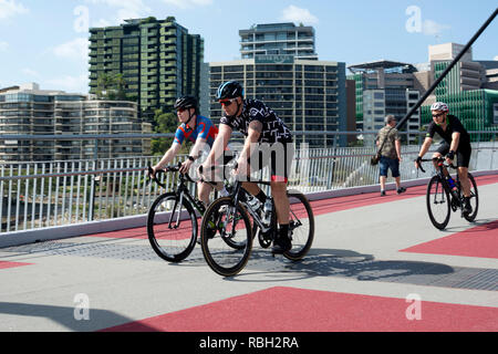 Les cyclistes traversant le pont de bonne volonté, Brisbane, Queensland, Australie Banque D'Images