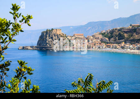 Vue panoramique de la ville balnéaire de Scilla, la Calabre, l'emplacement traditionnel de la mer de la mythologie grecque, Scylla monstre Banque D'Images