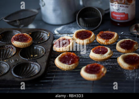 Home made confiture de fraise tartelettes. Banque D'Images