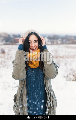 Fusion du cœur de l'hiver portrait de jolie jeune femme, profiter de l'hiver, neige, maison de vacances et son confortable, de beaux vêtements et un accueil chaleureux de la sueur en laine Banque D'Images