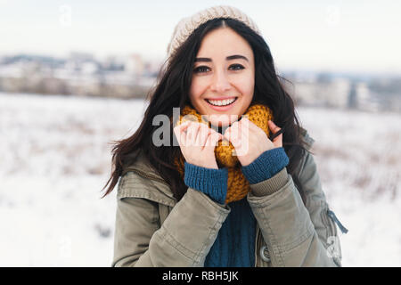 Fusion du cœur de l'hiver portrait de jolie jeune femme, profiter de l'hiver, neige, maison de vacances et son confortable, de beaux vêtements et un accueil chaleureux de la sueur en laine Banque D'Images