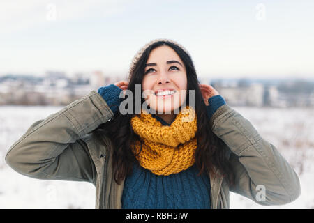 Fusion du cœur de l'hiver portrait de jolie jeune femme, profiter de l'hiver, neige, maison de vacances et son confortable, de beaux vêtements et un accueil chaleureux de la sueur en laine Banque D'Images