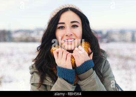 Fusion du cœur de l'hiver portrait de jolie jeune femme, profiter de l'hiver, neige, maison de vacances et son confortable, de beaux vêtements et un accueil chaleureux de la sueur en laine Banque D'Images